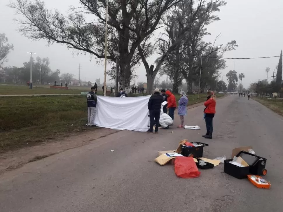 PERITOS. Abel Jonás Saavedra corrió unos 200 metros y cayó sin vida sobre a la ruta 302. 