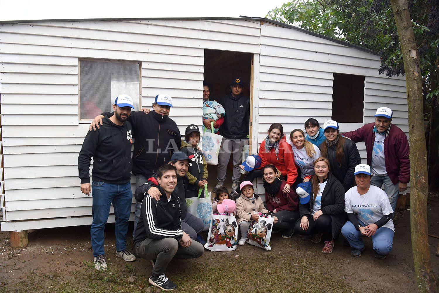 EQUIPO. La vivienda de emergencia fue construida por trabajadores de LA GACETA y algunos miembros de Techo.