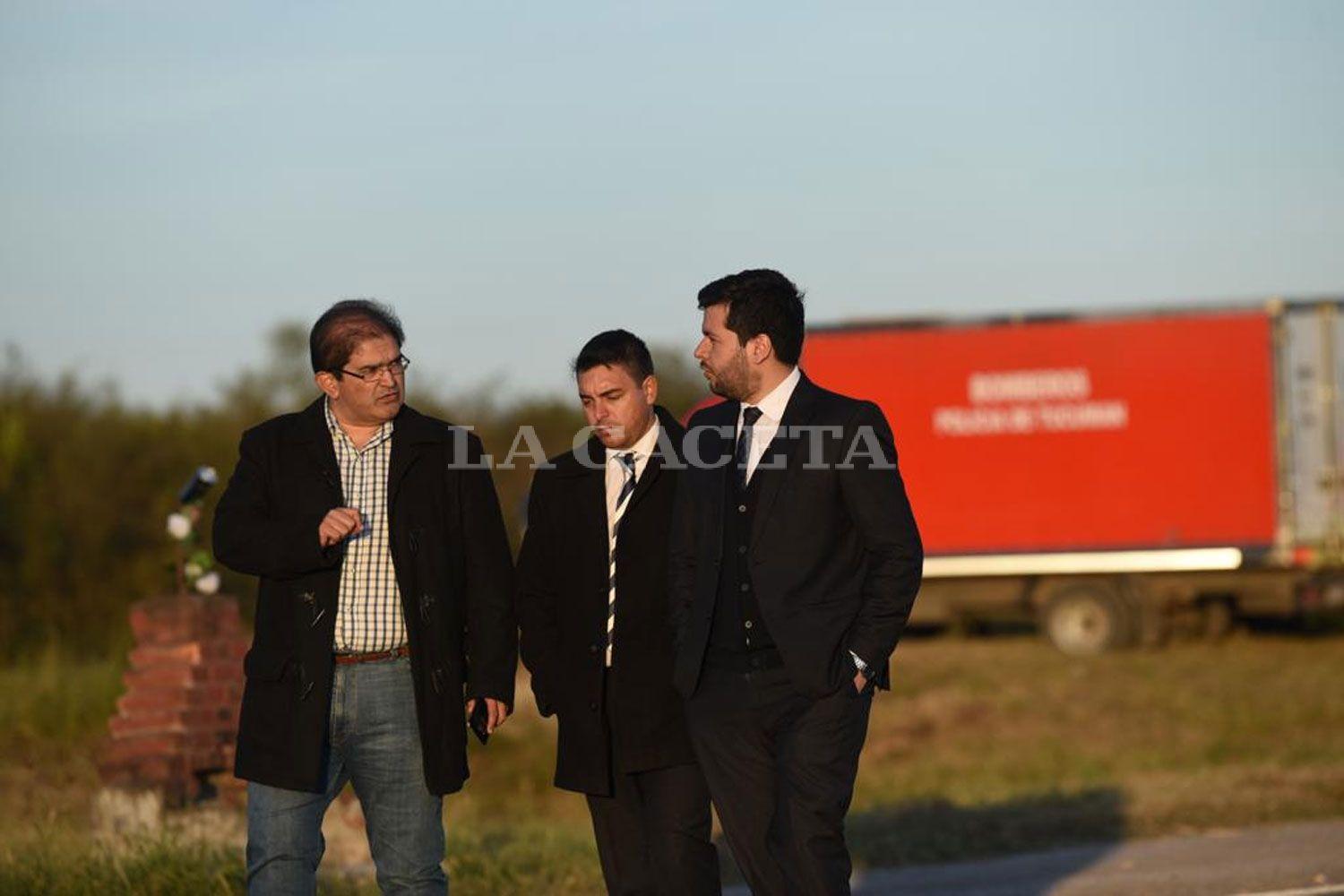 EL LUGAR DEL ACCIDENTE. El fiscal Sánchez (a la izquierda) recorrió la zona.