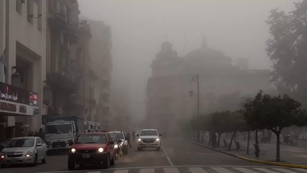 ¿LONDRES? Así se mostraban las calles tucumanas esta mañana. LA GACETA/FOTO DE FERNANDO STANICH