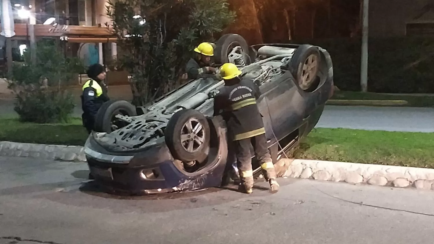 IMPRESIONANTE VUELCO. El auto quedó dado vuelta sobre la platabanda de Aconquija al 600.