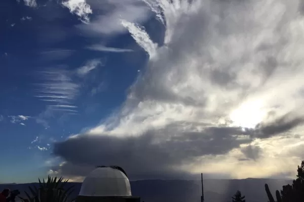 Las nubes de Ampimpa, inesperadas visitantes en el show del eclipse solar