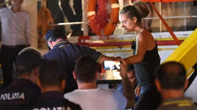 La capitana del Sea Watch 3, Carola Rackete, llegó al puerto con 40 migrantes a bordo. REUTERS