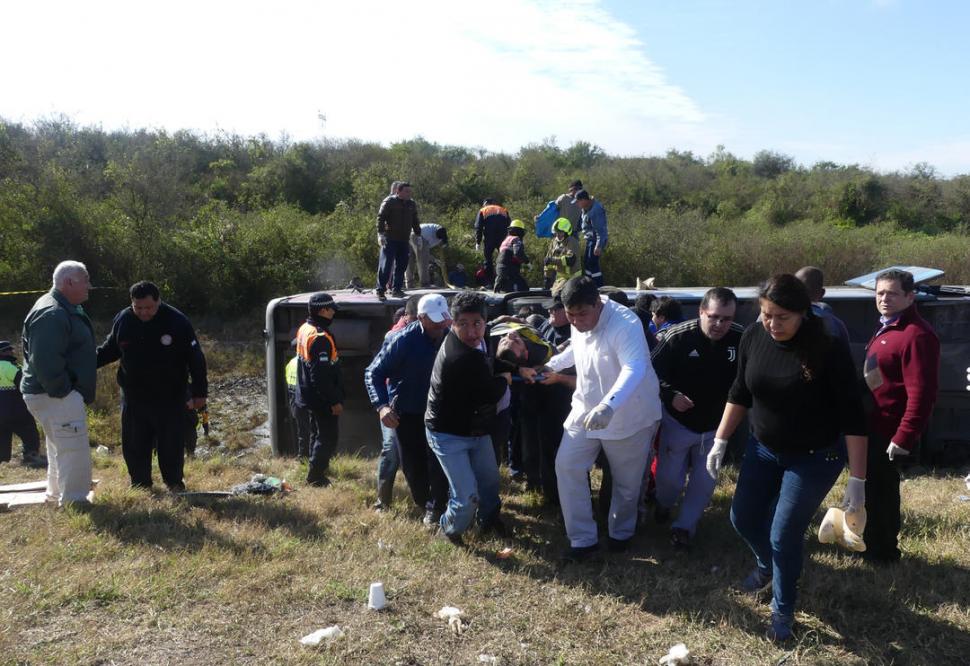 TODOS COLABORARON. Médicos, enfermeros y lugareños acudieron a socorrer a los mendocinos que resultaron víctimas del fatal vuelco.