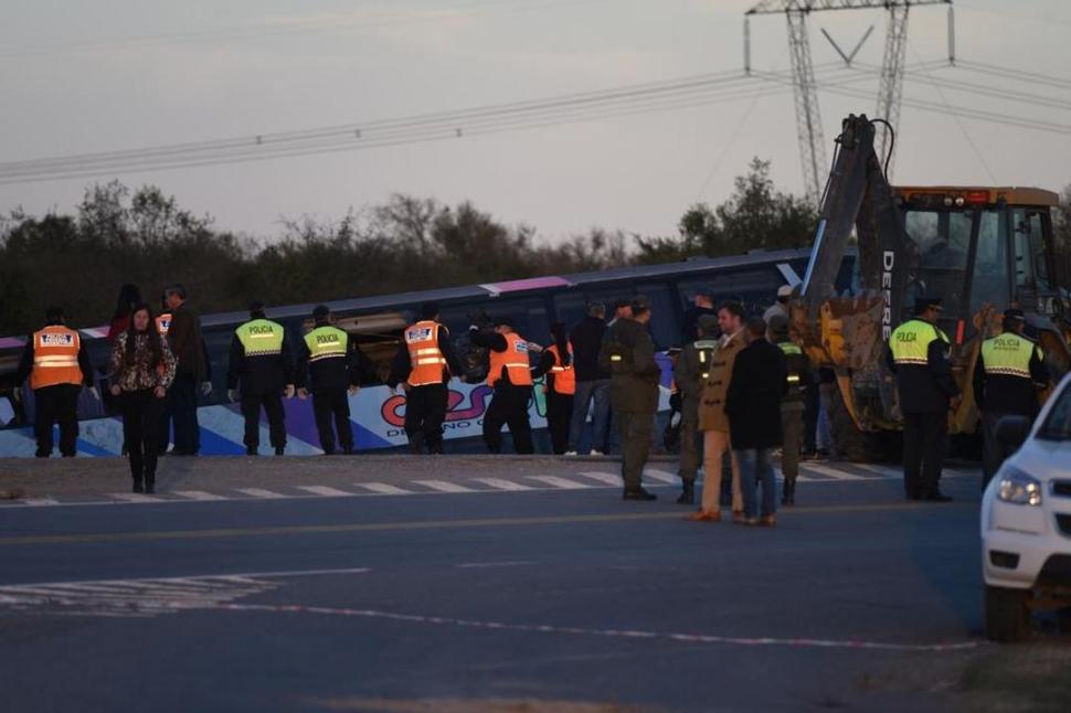 TAREAS. Máquinas pesadas cargan el colectivo accidentado.