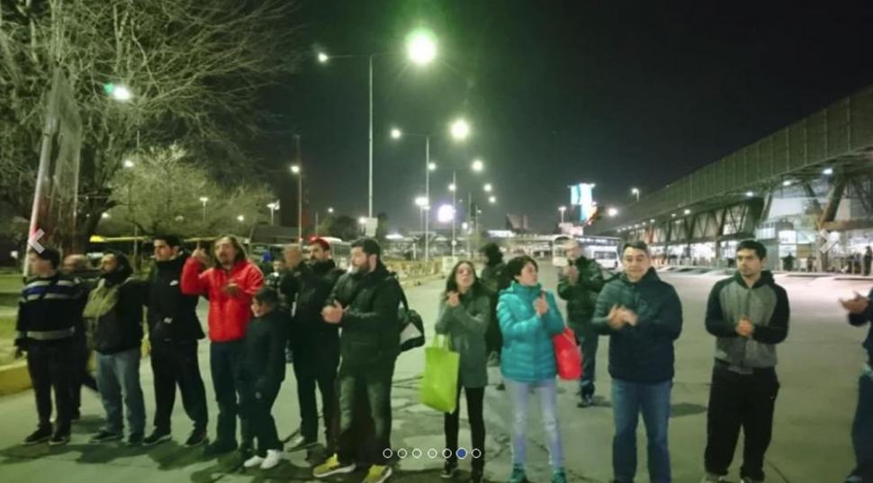 En Mendoza: familiares de los pasajeros del colectivo accidentado protestaron ayer cuando no se definía su traslado a Tucumán. Según “Los Andes” partieron a las 22.