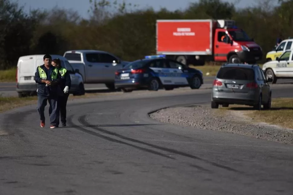 MANIOBRA. El colectivo dejó marcas en el asfalto de la ruta provincial.