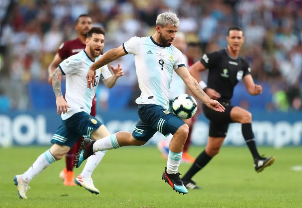 CONFIRMADO. Scaloni aseguró que Agüero será titular hoy en el Mineirao. reuters