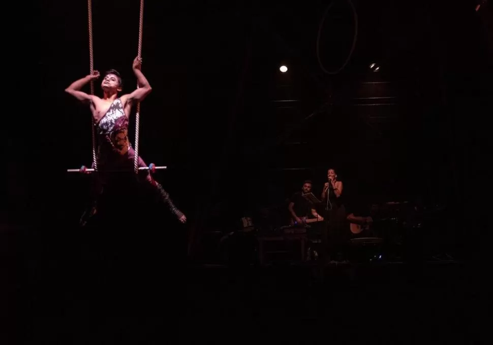 TRIBUTO. Con acrobacias aéreas y en piso, el grupo Triad recuerda a Piedra. Prensa.-