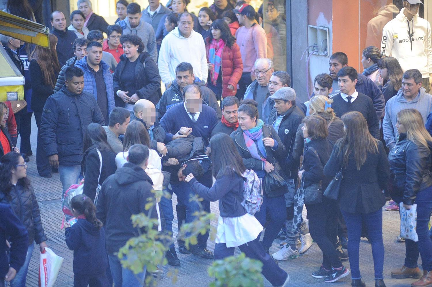 Robó una campera, lo atraparon en la peatonal Mendoza y le dieron una paliza