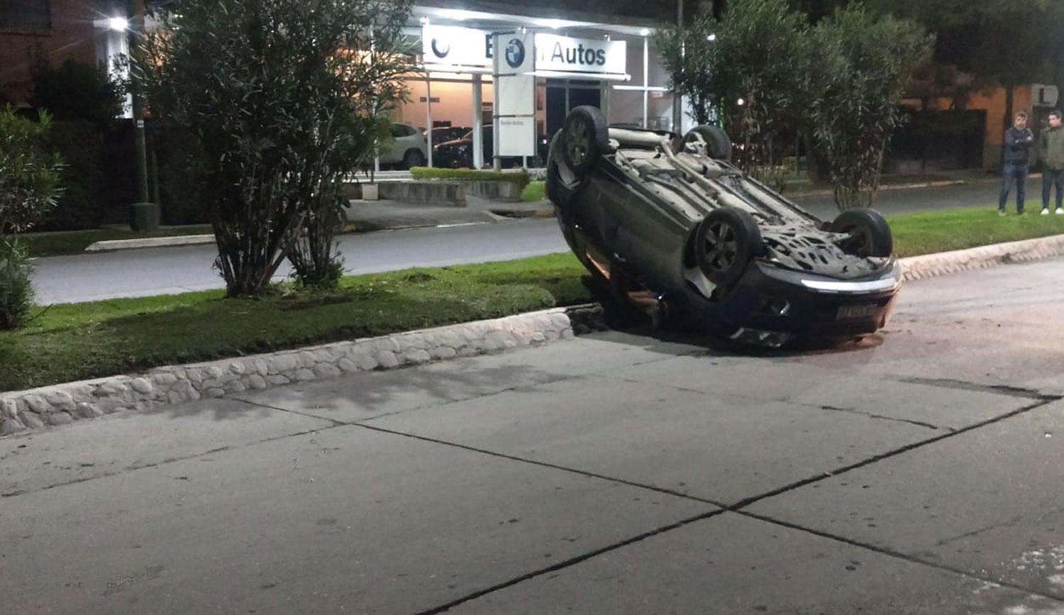 Un automovilista volcó sobre la platabanda de avenida Aconquija al 600