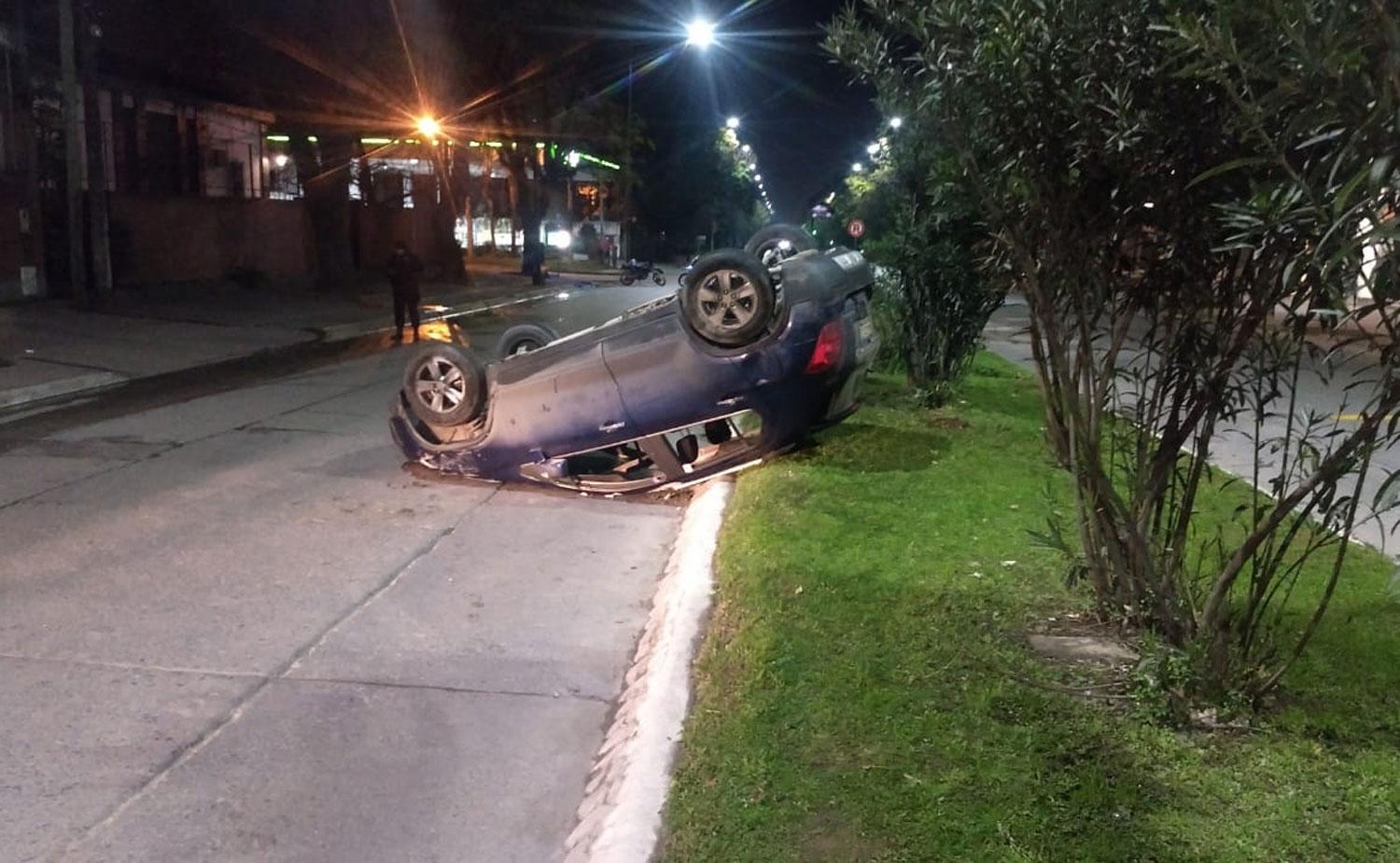 Un automovilista volcó sobre la platabanda de avenida Aconquija al 600