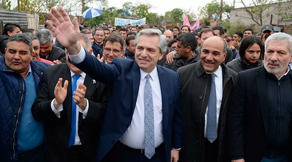 Alberto Fernández, junto a Juan Manzur.