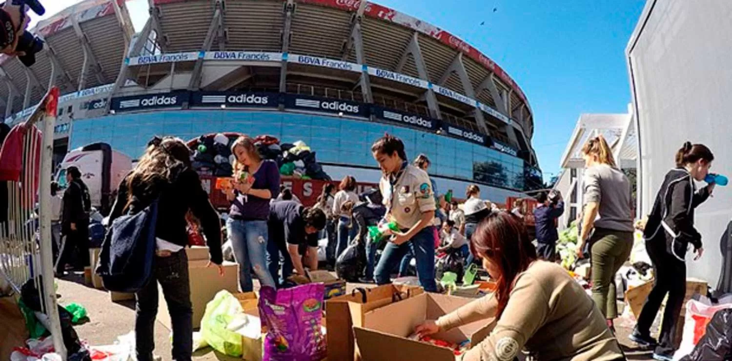 COLECTA EN RIVER. El club abrió sus puertas para juntar abrigos y frazadas.