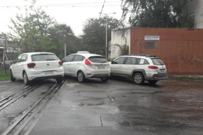 Libre estacionamiento sobre las vías del tren