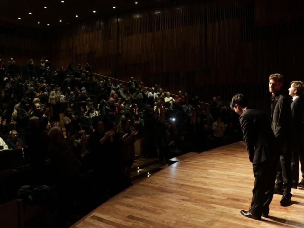 ÚLTIMO ACTO FORMAL. Los tres finalistas saludan al público en el CCK. 