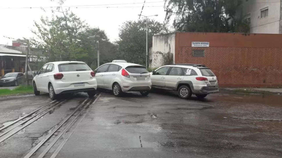 Libre estacionamiento sobre las vías del tren