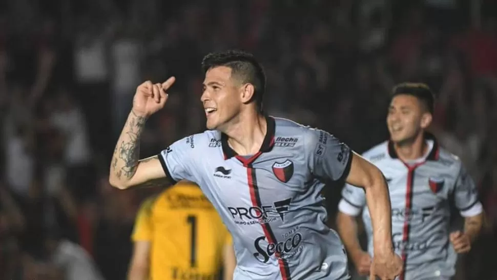 VOLANTE CON GOL. Heredia festeja uno de los tres goles que le anotó a Godoy Cruz en los albores de la última edición de la Superliga, en la cancha de Colón. Fue compañero de Luis Rodríguez por seis meses.  