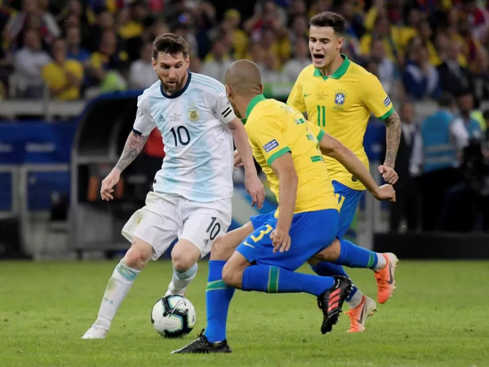 MEJORÓ, PERO NO ALCANZÓ. Messi mostró un buen nivel, aunque sigue sin poder conseguir un título con la Selección. Reuters