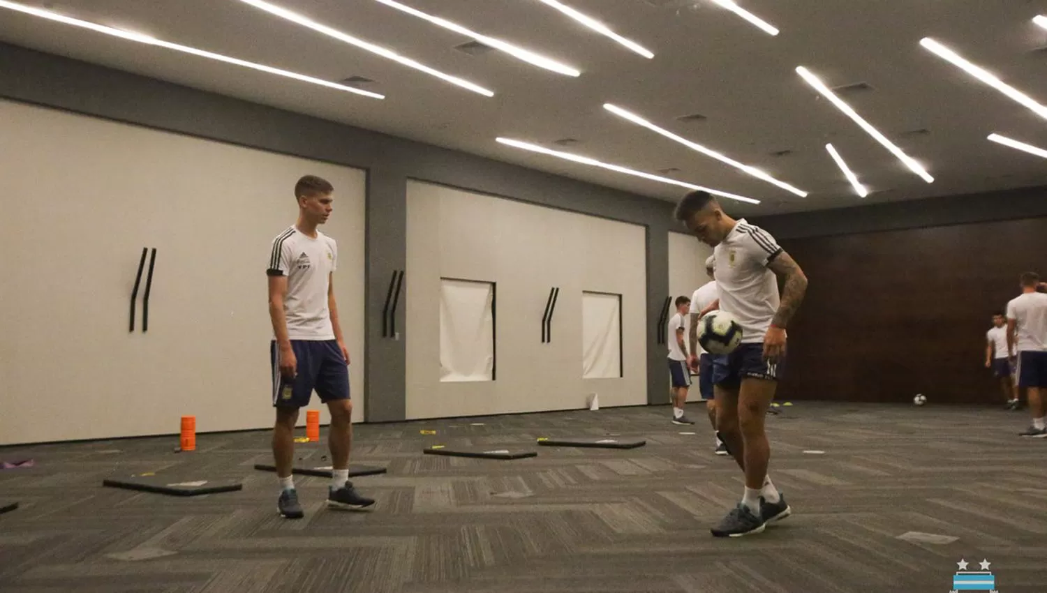 Lautaro Martínez y Juan Foyth en la práctica de la Selección en el hotel Pullman. (FOTO TOMADA DE TWITTER @Argentina)