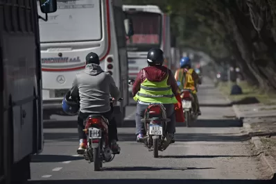 El cheto no lleva casco ni chaleco porque quiere hacer facha