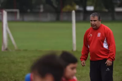 Walter Saracho enseña a jugar a los pibes de San Martín