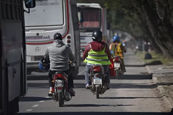 El cheto no lleva casco ni chaleco porque quiere hacer facha