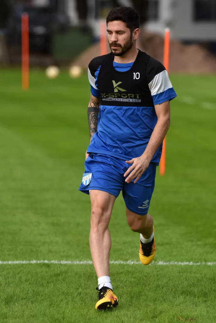 NUEVOS COLORES. Tras jugar en Defensa, Fernández llegó a Atlético. 