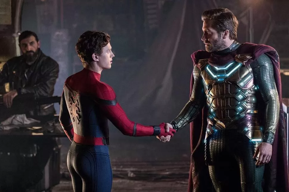 EL NOVATO Y EL VETERANO. Tom Holland (Spider-Man) en una escena junto a Jake Gyllenhaal (Mysterio). 
