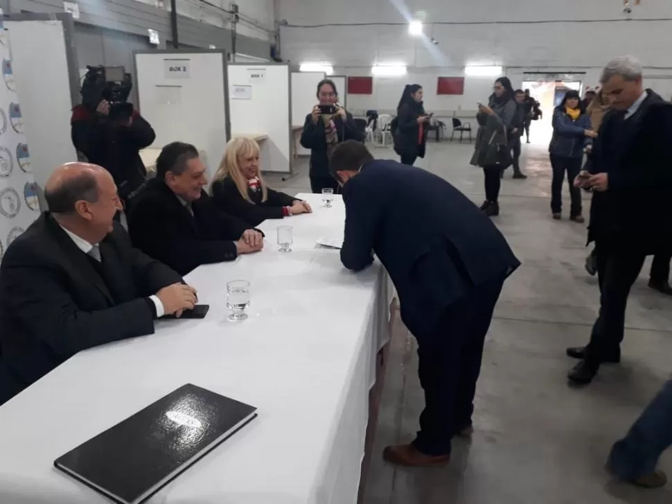 ANTE LA JUNTA. Los apoderados firmaron las actas con los resultados.  