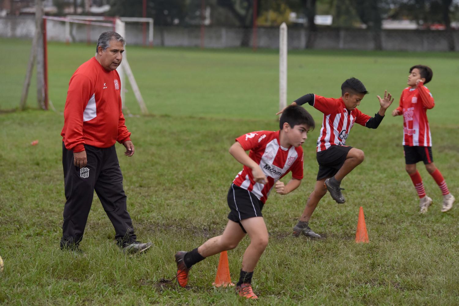 Walter Saracho enseña a jugar a los pibes de San Martín