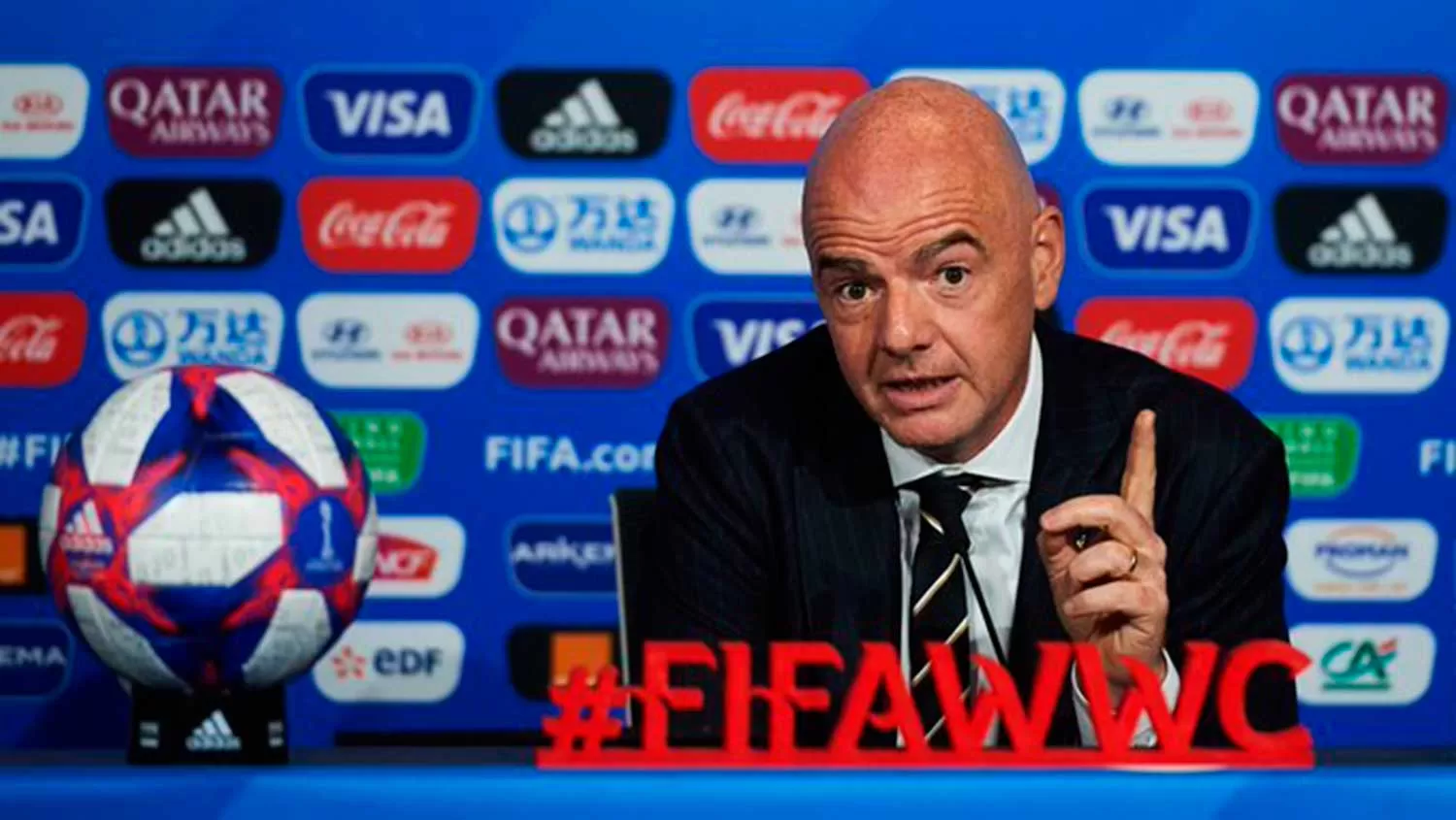 CRECIMIENTO DEL FÚTBOL FEMENINO. El presidente de la FIFA, Infantino, propuso un Mundial con 32 selecciones.