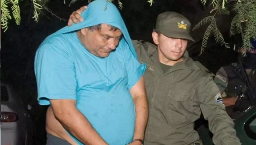 DETENCIÓN. Un gendarme traslada al sospechoso “Ton Jones”. 