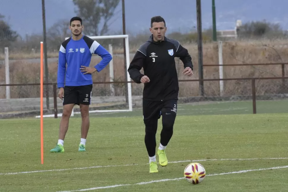 LA DUPLA ORIGINAL. Cabral observa a Bianchi, durante el entrenamiento del equipo en el Hotel de la Liga, en Salta. foto de marcelo miller