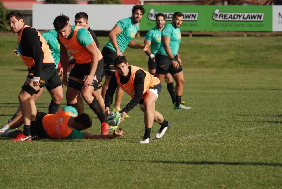 SALIDA RÁPIDA. Tomás Cubelli busca darle vuelo a la pelota en la última práctica. Jaguares intentará sorprender a la defensa neozelandesa, una de las mejores. prensa uar