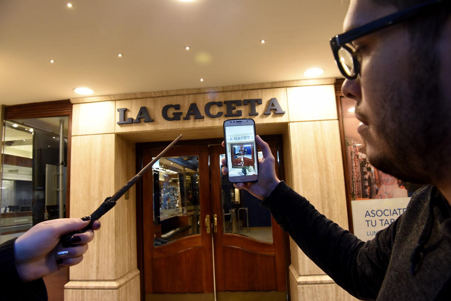 ALERTA. En la puerta del edifico del diario apareció una criatura mágica. 