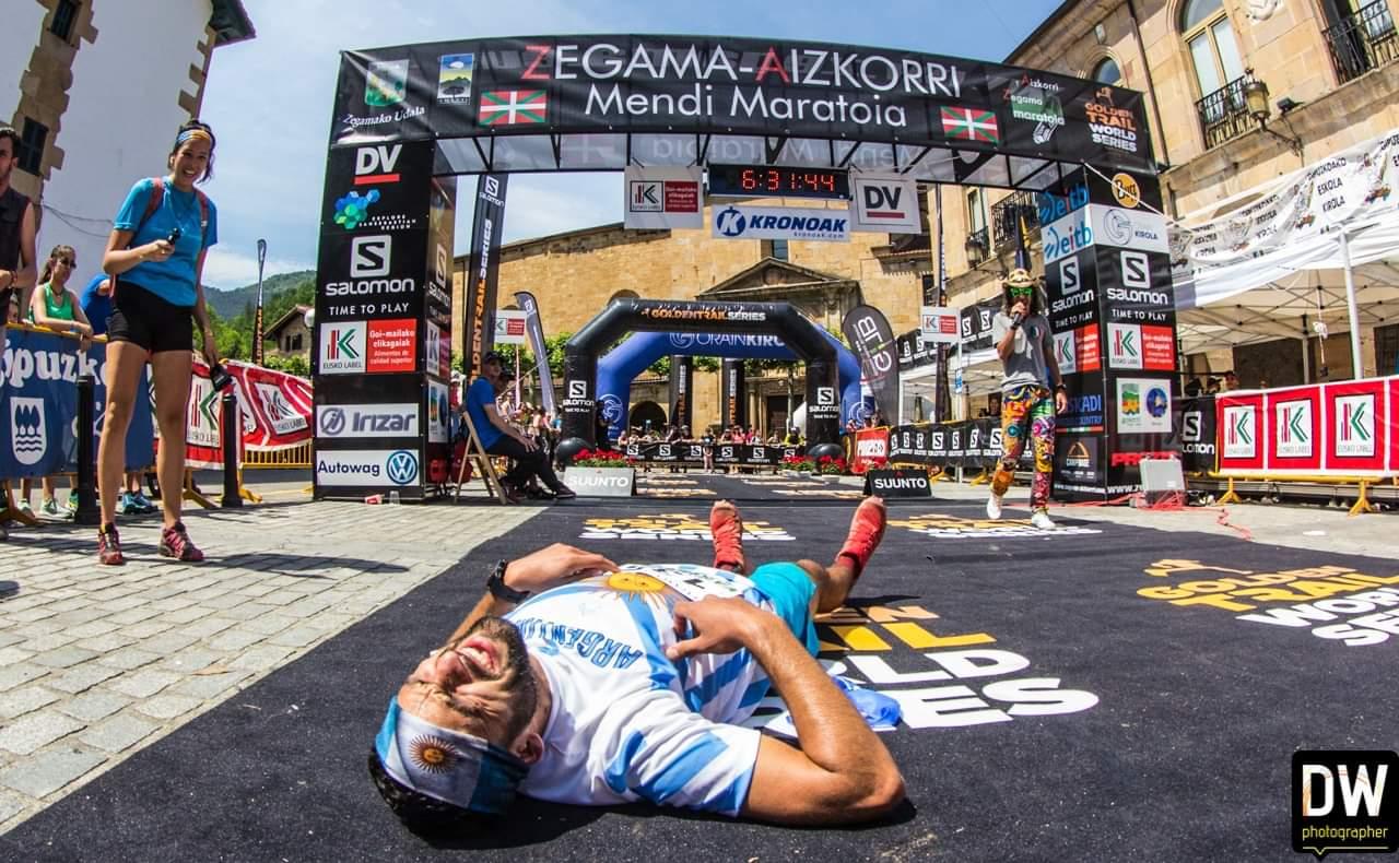 EN SU GLORIA. Bazán, los primeros días de junio, en la línea de llegada a Zegama, una de las carreras del Golden Trail World Series. DW PHOTOGRAPHER