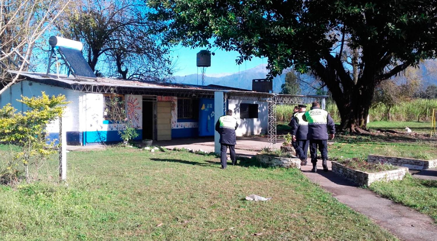 Policías solidarios donaron ropa y útiles a una escuela de La Rinconada