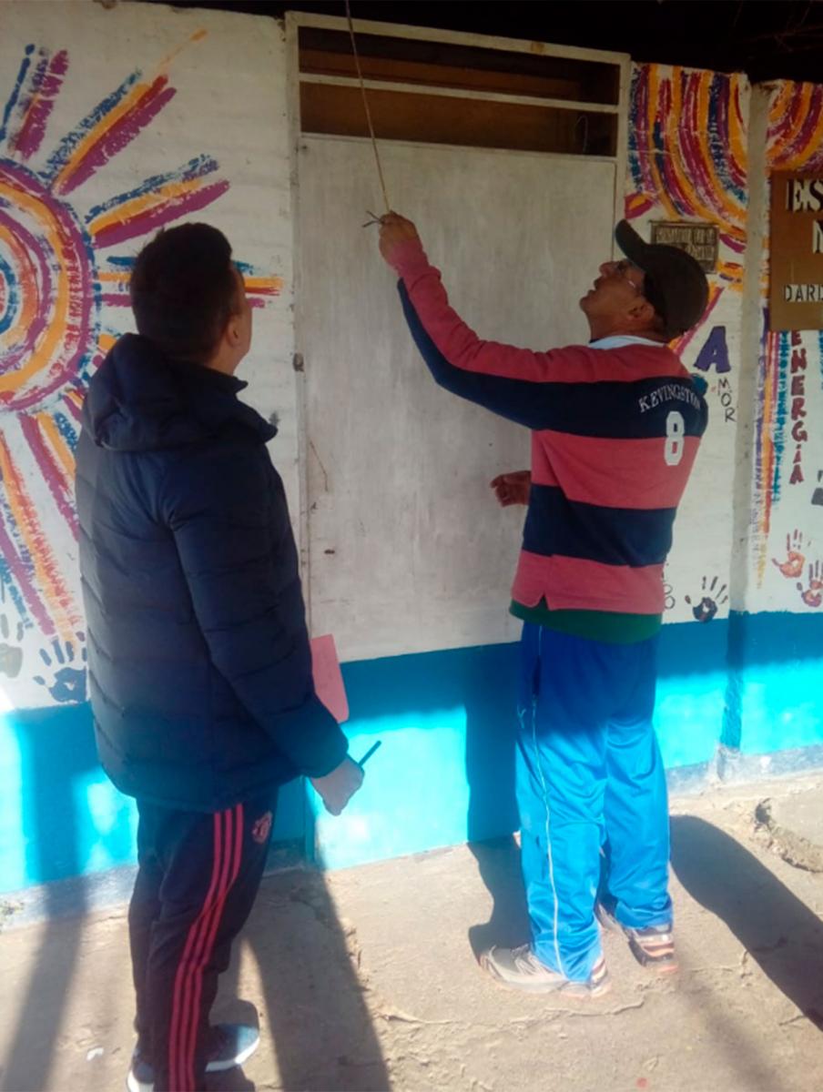 Policías solidarios donaron ropa y útiles a una escuela de La Rinconada