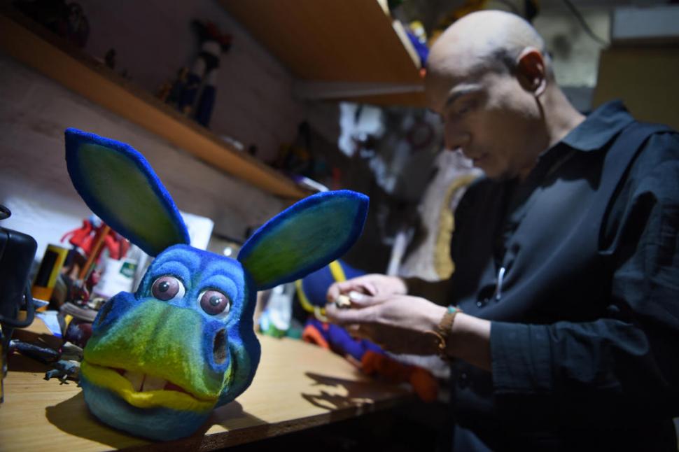 CREANDO PERSONAJES. Darío Diblasi, en el taller de su casa, de barrio Echeverria, donde fabrica sus títeres. la gaceta / foto de Juan Pablo Sánchez Noli