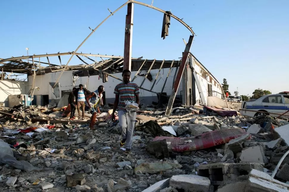 SÓLO ESCOMBROS. El centro para migrantes, en Tajoura, quedó destruído.  Reuters
