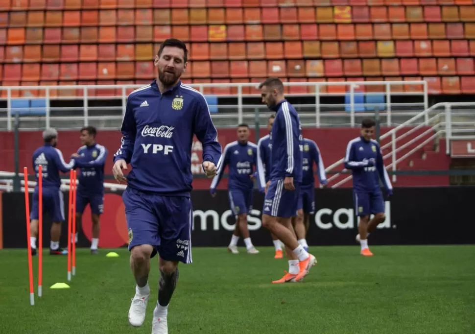 ANTE LA DESPEDIDA. Lionel Messi y sus compañeros efectuaron ayer, a las órdenes de Lionel Scaloni, la última práctica en el estadio Pacaembú; reinó la buena onda. twitter@Argentina