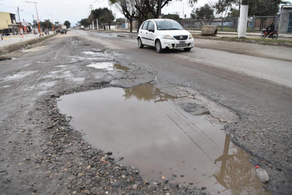 LA 38 y LA 329. Pozos y el mal estado del camino complican la circulación de vehículos en diferentes tramos. la gaceta / fotos de Osvaldo Ripoll