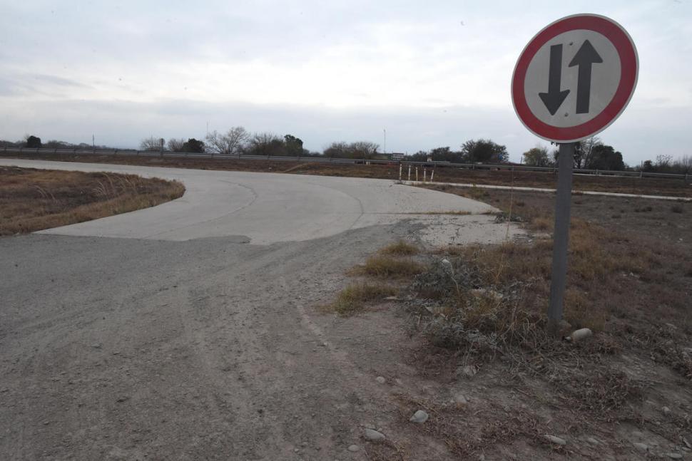 ASFALTO Y RIPIO. Varios tramos de los caminos están en malas condiciones. 