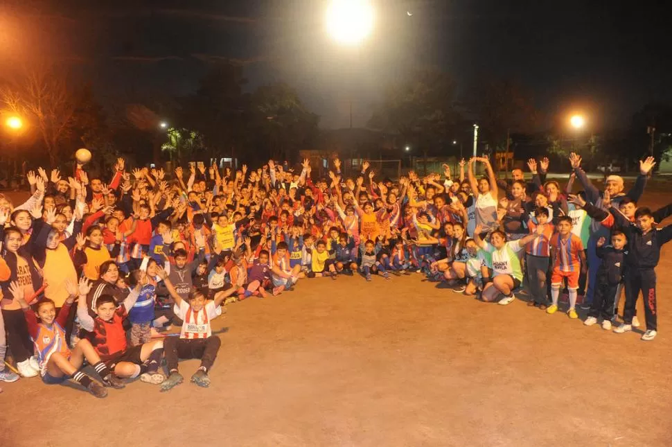 PERTENENCIA BARRIAL. Parte de los más de 300 socios de todas las edades que día a día concurren al complejo Libertad para practicar fútbol, hockey, voley o básquet. la gaceta / fotos de antonio ferroni