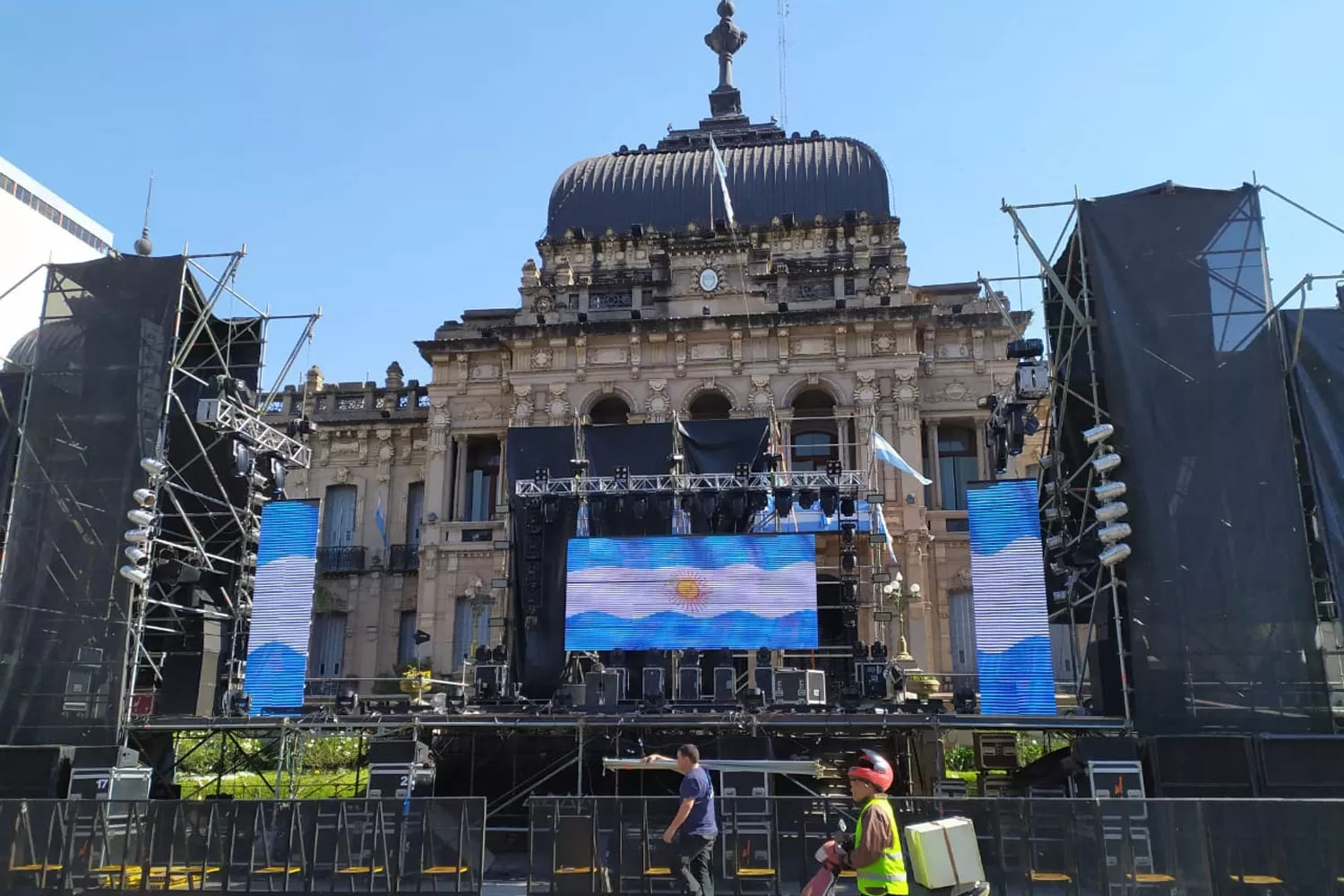 GIGANTE. El enorme escenario cubre en parte la fachada de Casa de Gobierno.