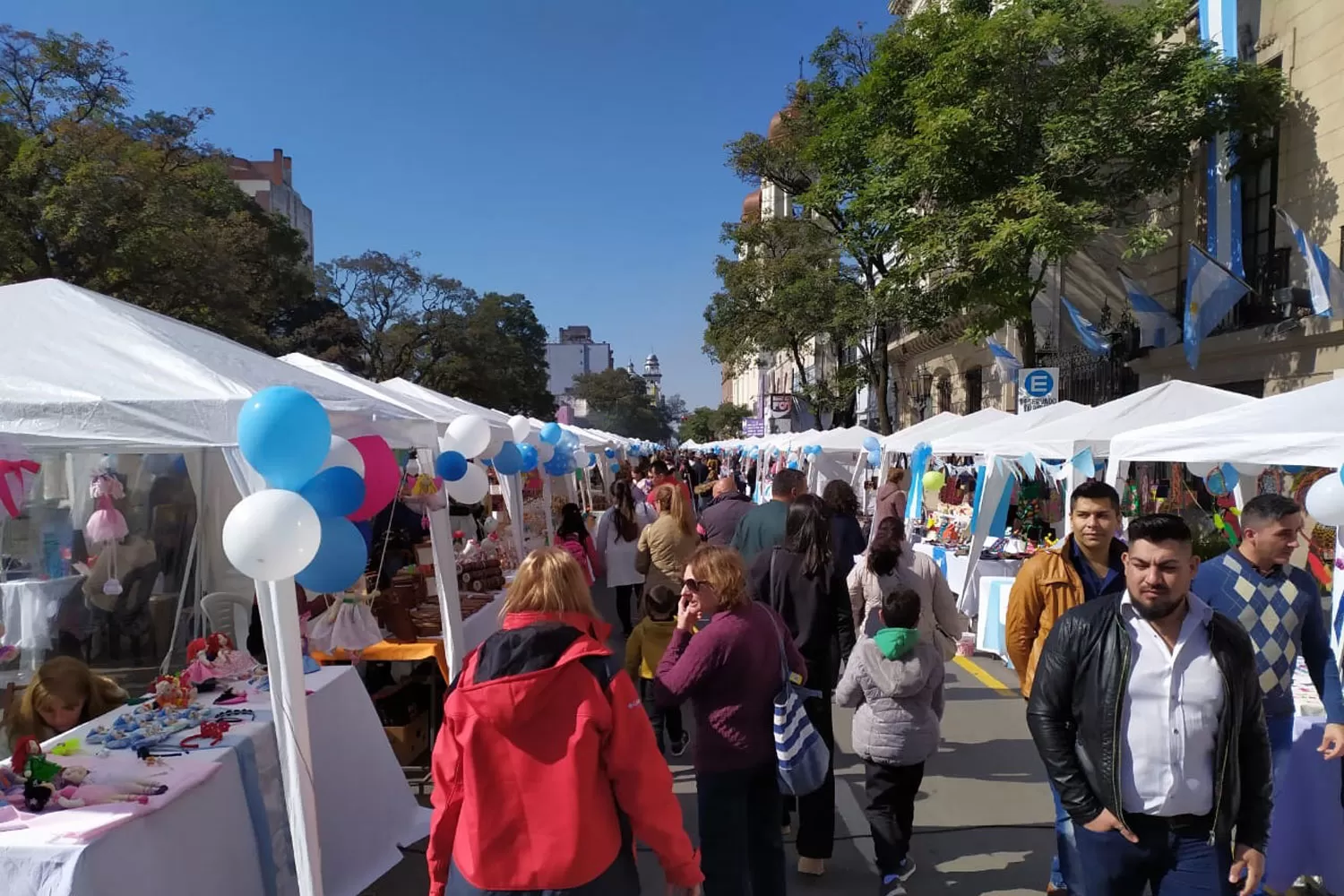 UN MUNDO DE GENTE. Turistas y tucumanos coparon la plaza Independencia. 