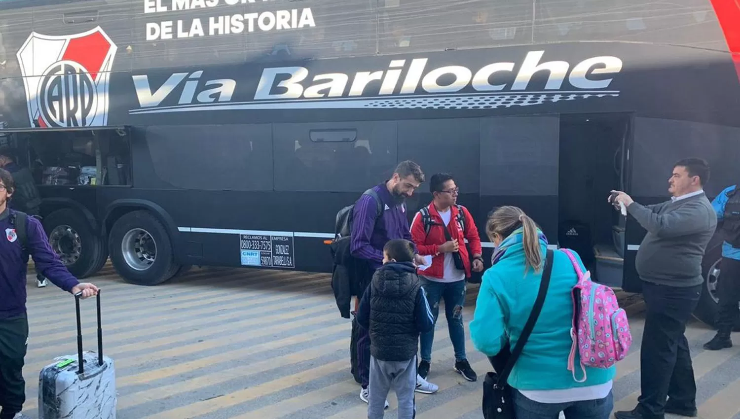 Pratto firma un autógrafo antes de subirse al micro que los esperó en Ezeiza. (FOTO TOMADA DE TWITTER @RiverPlate)