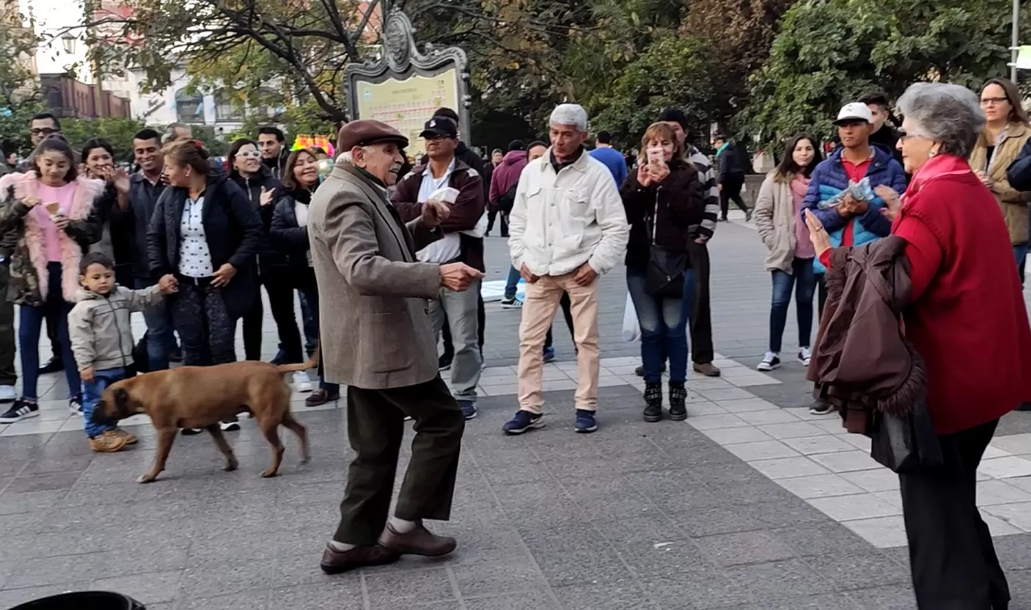 Con 80 y 88 años, una pareja celebró bailando en la previa del Día de la Independencia