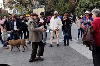 Con 80 y 88 años, una pareja celebró bailando en la previa del Día de la Independencia
